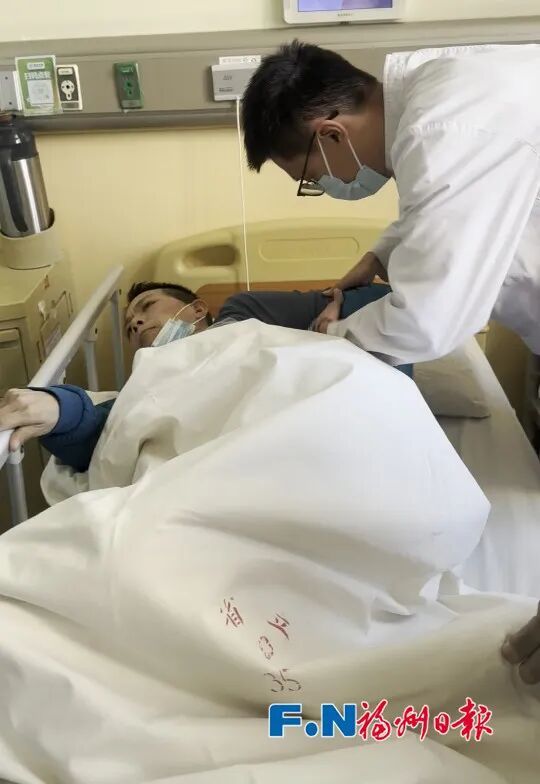 “煎饼叔叔”回福州就医了!妻子哽咽鞠躬:万分感谢大家帮助 “煎饼叔叔”回福州就医了!妻子哽咽鞠躬:万分感谢大家帮助