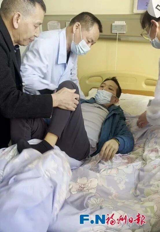 “煎饼叔叔”回福州就医了!妻子哽咽鞠躬:万分感谢大家帮助 “煎饼叔叔”回福州就医了!妻子哽咽鞠躬:万分感谢大家帮助