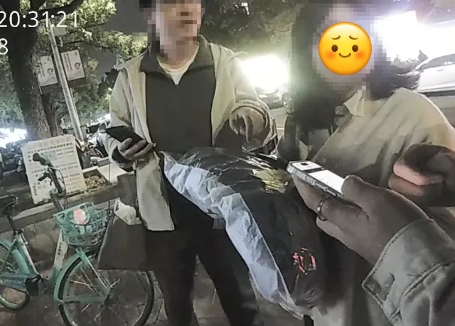 网购快递在家门口被偷！女子机智一招让嫌疑人自动现身，还拿回了东西