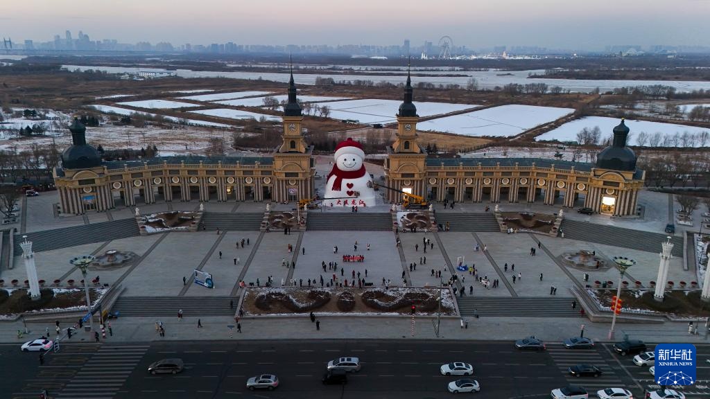 “冰城”大雪人亮相 “冰城”大雪人亮相