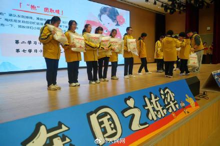 杭州这所学校给学生发奖状被单 杭州这所学校给学生发奖状被单