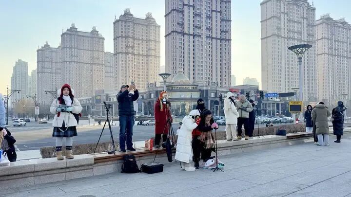 音乐长廊大雪人炫出“尔滨速度”！全国网友“闪现”冰城“双向奔赴”