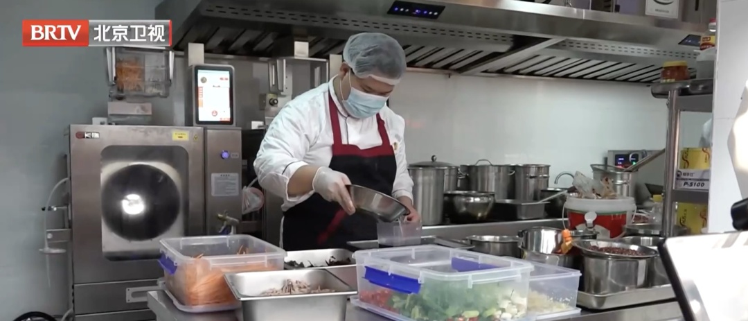 北京这家食堂的菜，竟然是“他们”炒的！