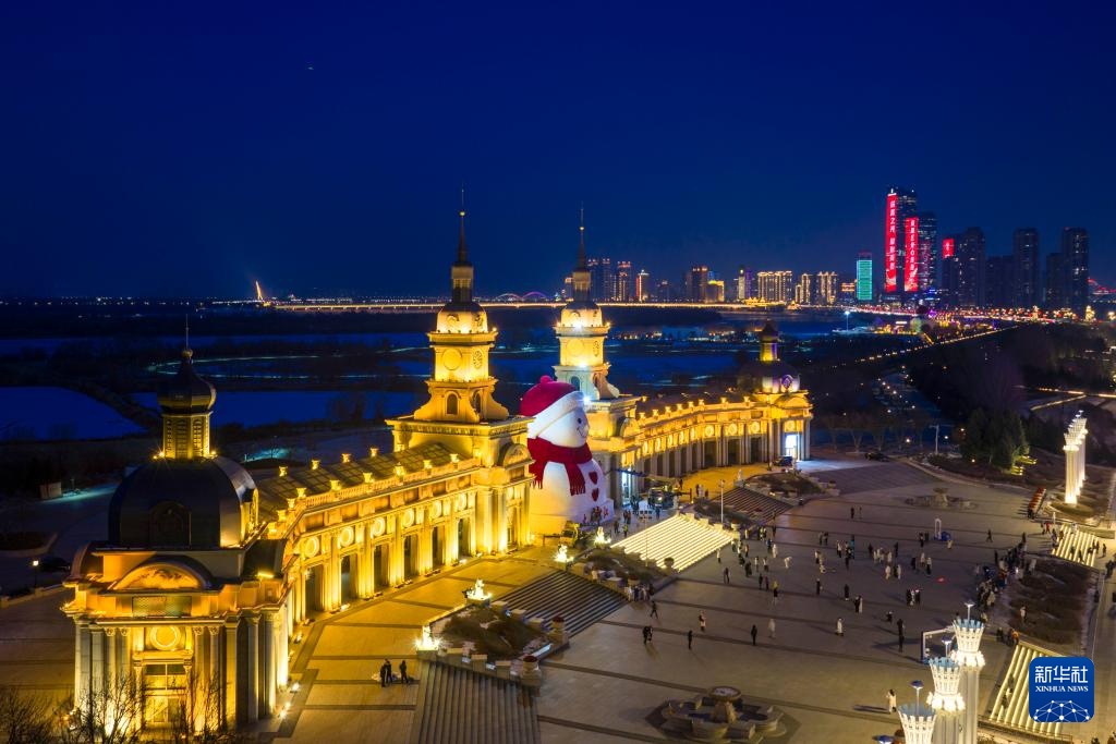 “冰城”大雪人亮相 “冰城”大雪人亮相