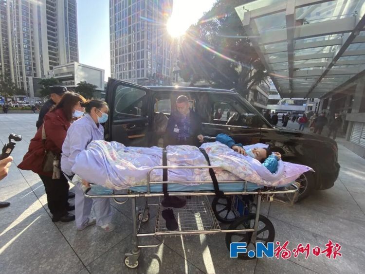 “煎饼叔叔”回福州就医了!妻子哽咽鞠躬:万分感谢大家帮助 “煎饼叔叔”回福州就医了!妻子哽咽鞠躬:万分感谢大家帮助