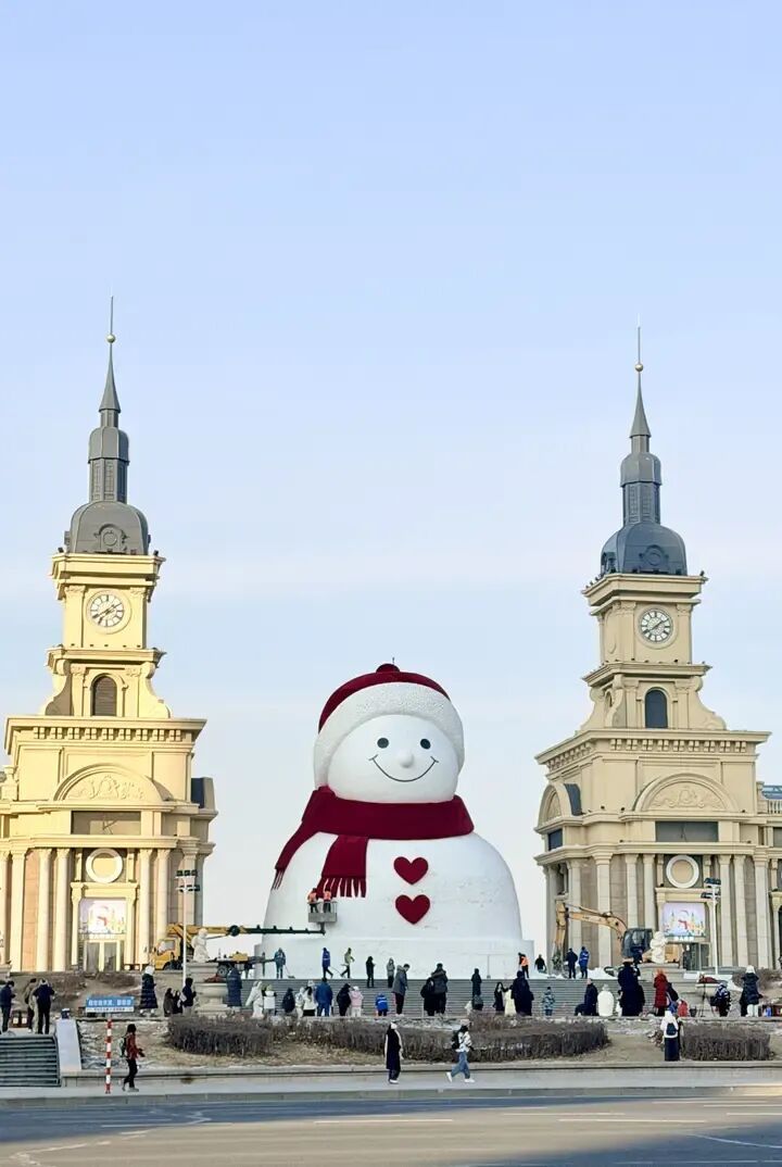 音乐长廊大雪人炫出“尔滨速度”！全国网友“闪现”冰城“双向奔赴”