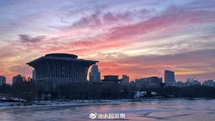 北京周一橙粉色朝霞