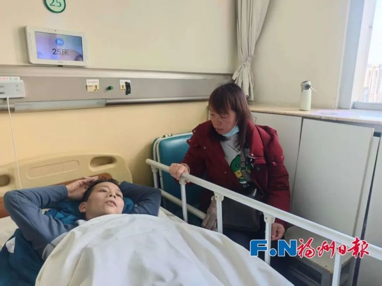 “煎饼叔叔”回福州就医了!妻子哽咽鞠躬:万分感谢大家帮助 “煎饼叔叔”回福州就医了!妻子哽咽鞠躬:万分感谢大家帮助