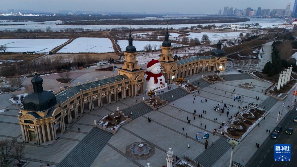 “冰城”大雪人亮相 “冰城”大雪人亮相