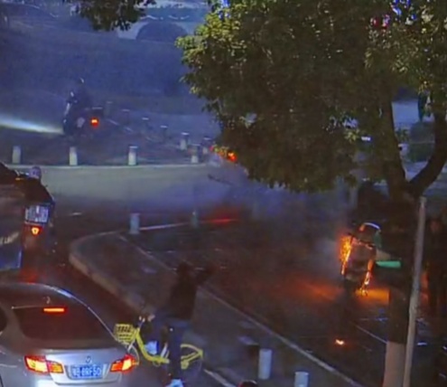 车辆街头自燃,他们不顾危险冲了上去...... 车辆街头自燃,他们不顾危险冲了上去......