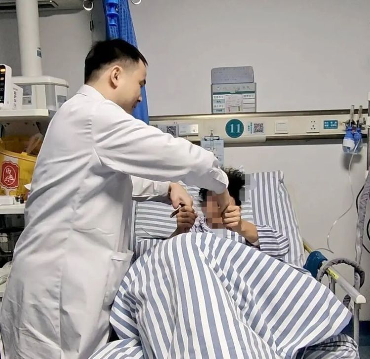 19岁大学生突然瘫半边！医生提醒