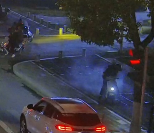 车辆街头自燃,他们不顾危险冲了上去...... 车辆街头自燃,他们不顾危险冲了上去......