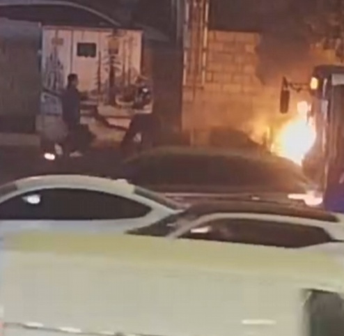 车辆街头自燃,他们不顾危险冲了上去...... 车辆街头自燃,他们不顾危险冲了上去......