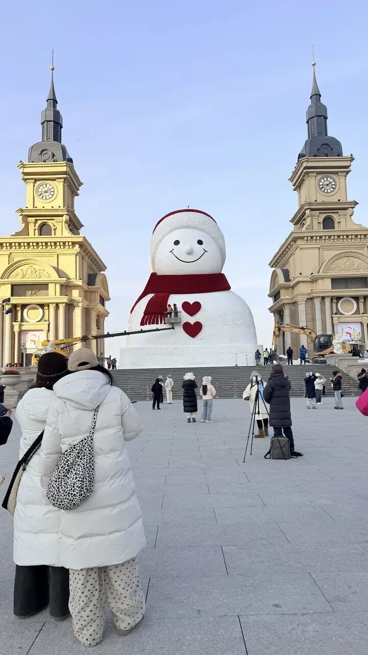 音乐长廊大雪人炫出“尔滨速度”！全国网友“闪现”冰城“双向奔赴”