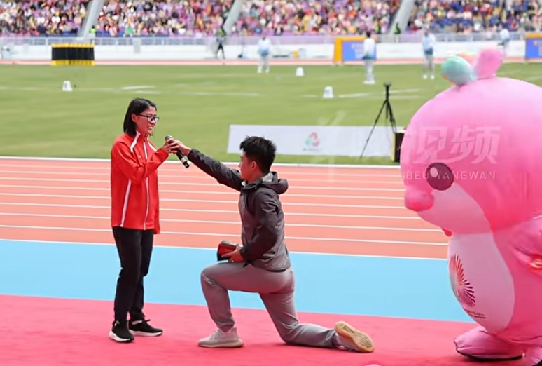 现场求婚成功!网友查了一下,直呼:女方太厉害了! 现场求婚成功!网友查了一下,直呼:女方太厉害了!