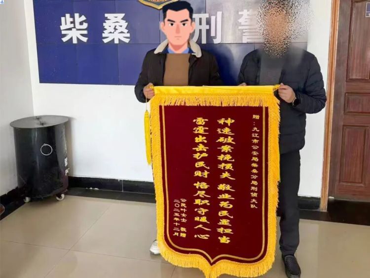 高速服务区内紧急拦截,查获黄金1000克! 高速服务区内紧急拦截,查获黄金1000克!