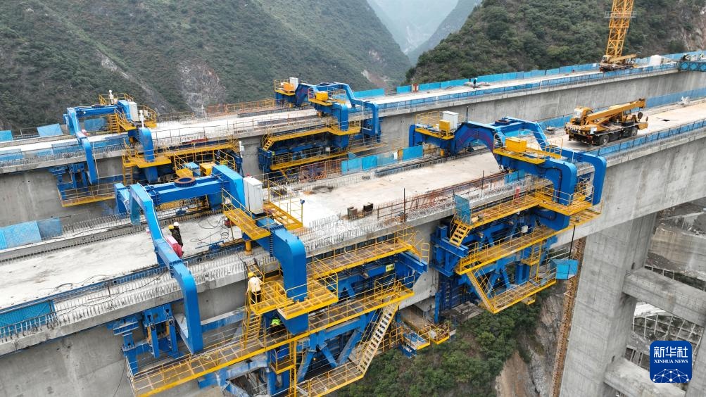 渝昆高铁洛泽河特大桥合龙 渝昆高铁洛泽河特大桥合龙