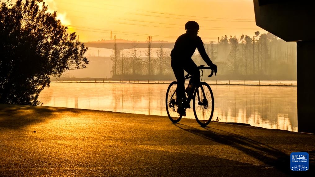 美丽中国丨日出日落画江城 杳杳长空敛云烟 美丽中国丨日出日落画江城 杳杳长空敛云烟