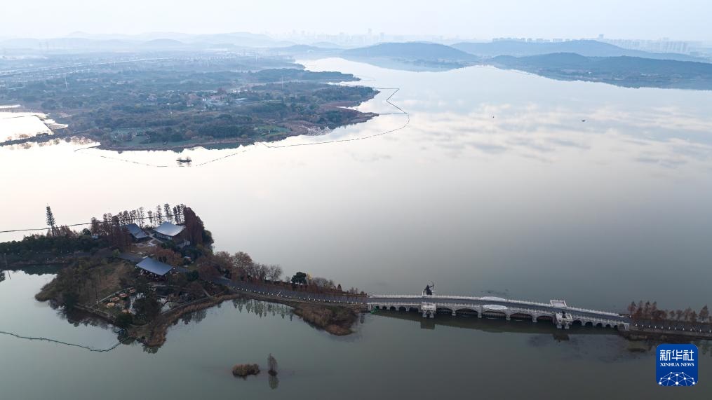 美丽中国丨日出日落画江城 杳杳长空敛云烟 美丽中国丨日出日落画江城 杳杳长空敛云烟