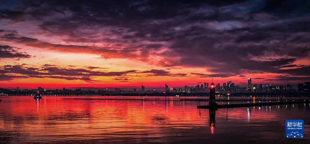 美丽中国丨日出日落画江城 杳杳长空敛云烟 美丽中国丨日出日落画江城 杳杳长空敛云烟