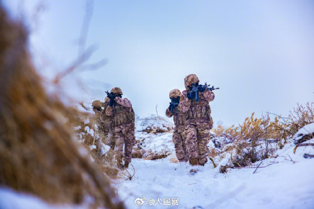 武警雪中训练硬核大片