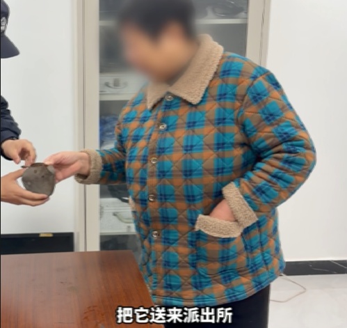 收拾旧物发现11枚子弹,婆婆直奔派出所 收拾旧物发现11枚子弹,婆婆直奔派出所