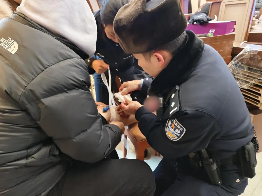 男子哈尔滨街头冻到血管破裂,鲜血喷涌而出!民警边救助边嘱咐:你得穿棉裤 男子哈尔滨街头冻到血管破裂,鲜血喷涌而出!民警边救助边嘱咐:你得穿棉裤