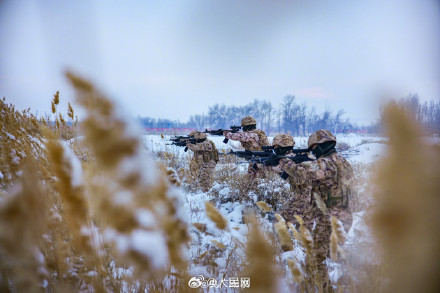 武警雪中训练硬核大片
