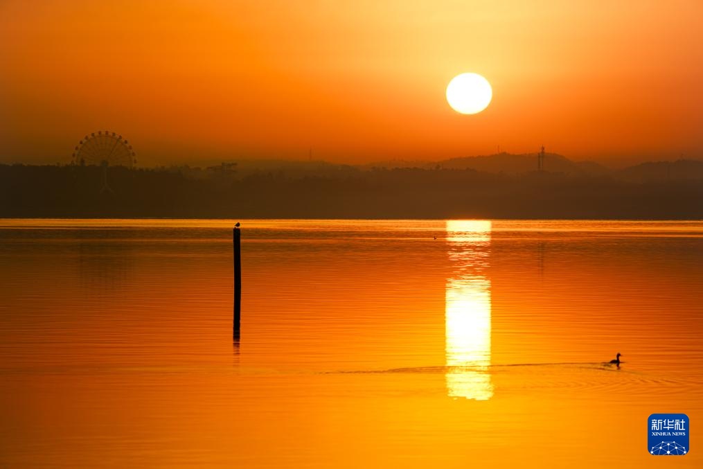 美丽中国丨日出日落画江城 杳杳长空敛云烟 美丽中国丨日出日落画江城 杳杳长空敛云烟