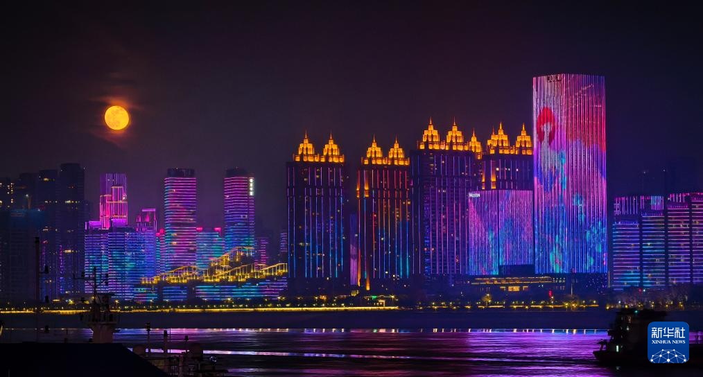 美丽中国丨日出日落画江城 杳杳长空敛云烟 美丽中国丨日出日落画江城 杳杳长空敛云烟