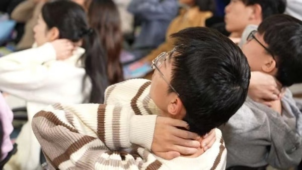 记住这个动作,颈椎回归“C位” 记住这个动作,颈椎回归“C位”