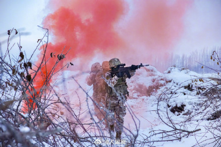 武警雪中训练硬核大片