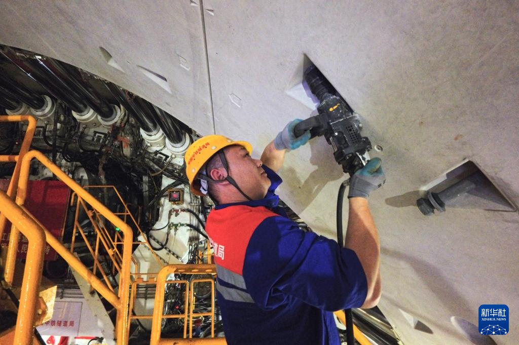 在长江底前进 “领航号”高铁盾构机掘进突破10000米 在长江底前进 “领航号”高铁盾构机掘进突破10000米