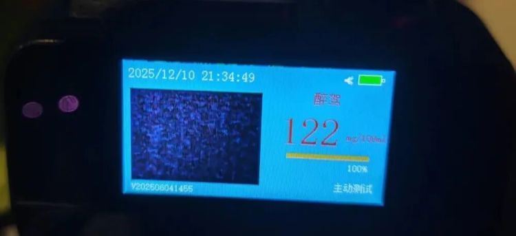 深夜追父!一个举报电话后的拦截行动 深夜追父!一个举报电话后的拦截行动