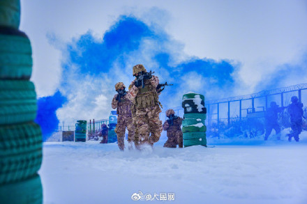 武警雪中训练硬核大片