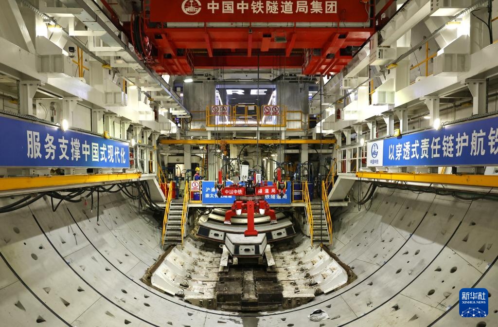 在长江底前进 “领航号”高铁盾构机掘进突破10000米 在长江底前进 “领航号”高铁盾构机掘进突破10000米