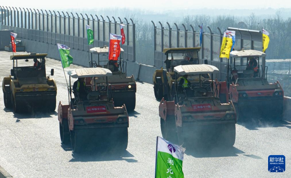 武汉双柳长江大桥及接线工程沥青摊铺完成 武汉双柳长江大桥及接线工程沥青摊铺完成