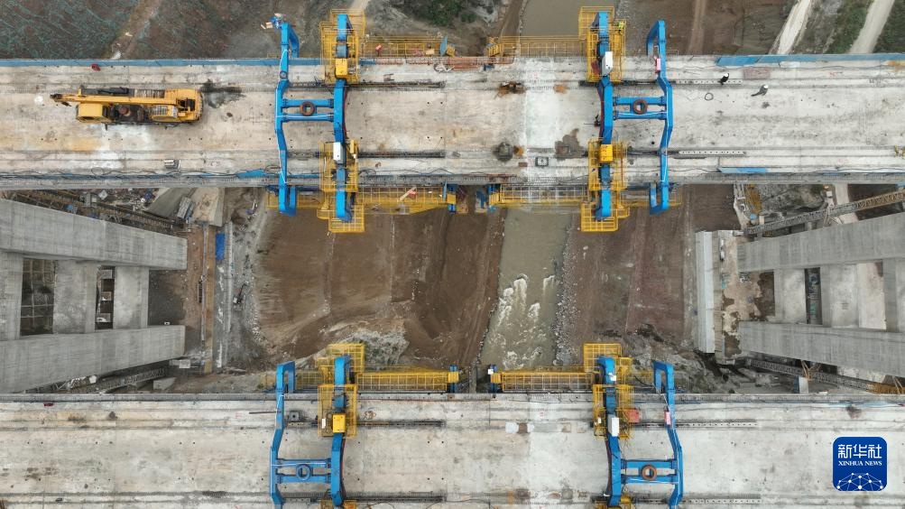 渝昆高铁洛泽河特大桥合龙 渝昆高铁洛泽河特大桥合龙