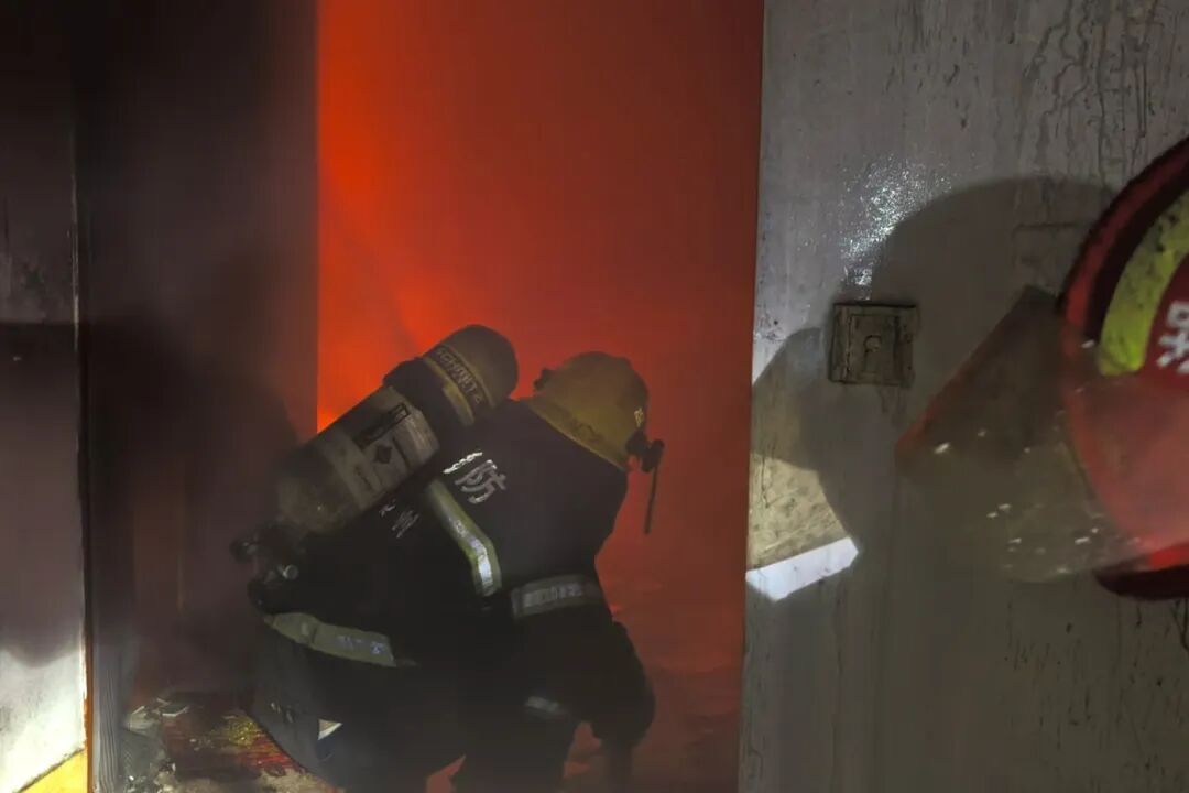 客厅瞬间被烧光!这个坏习惯你有吗? 客厅瞬间被烧光!这个坏习惯你有吗?