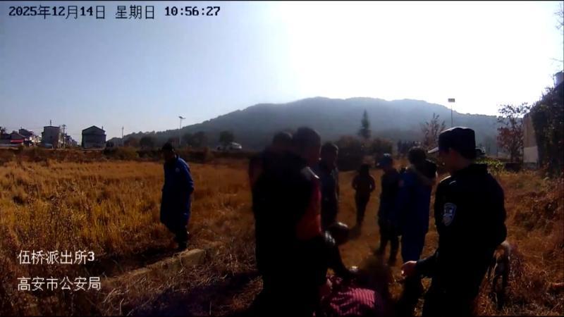 江西高安:冰水中的生命救援 警民联手15小时救回走失老人 江西高安:冰水中的生命救援 警民联手15小时救回走失老人