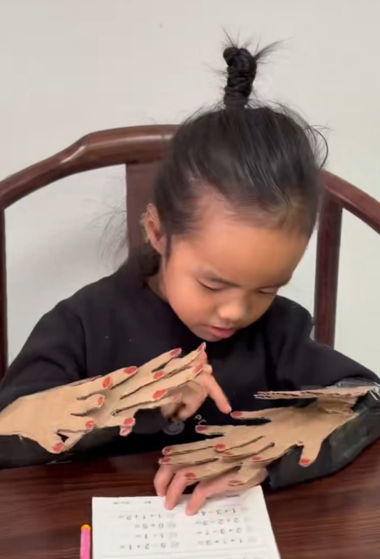 双胞胎女孩算数手指不够用,太爷爷用废纸壳做了一沓假手指 双胞胎女孩算数手指不够用,太爷爷用废纸壳做了一沓假手指