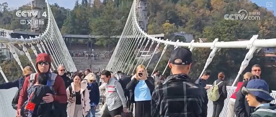 周年观察·体验感拉满、丝滑感升级 “免签红利+产品创新”成入境游消费增长主引擎 周年观察·体验感拉满、丝滑感升级 “免签红利+产品创新”成入境游消费增长主引擎