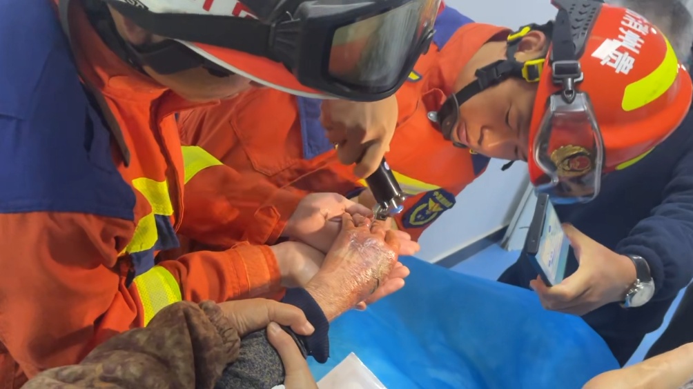 老人中毒被急送医院,手上的它却成救治“拦路虎” 老人中毒被急送医院,手上的它却成救治“拦路虎”