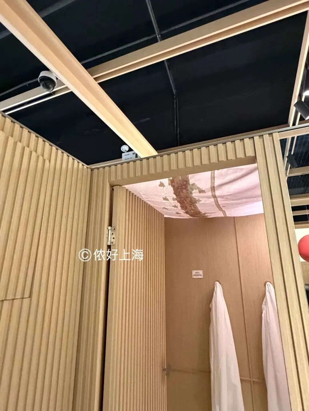 离谱!上海环球港一试衣间无顶,还惊现摄像头?商家:马上整改 离谱!上海环球港一试衣间无顶,还惊现摄像头?商家:马上整改