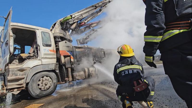 江西赣州:混凝土泵车触碰高压线起火 消防紧急处置 江西赣州:混凝土泵车触碰高压线起火 消防紧急处置