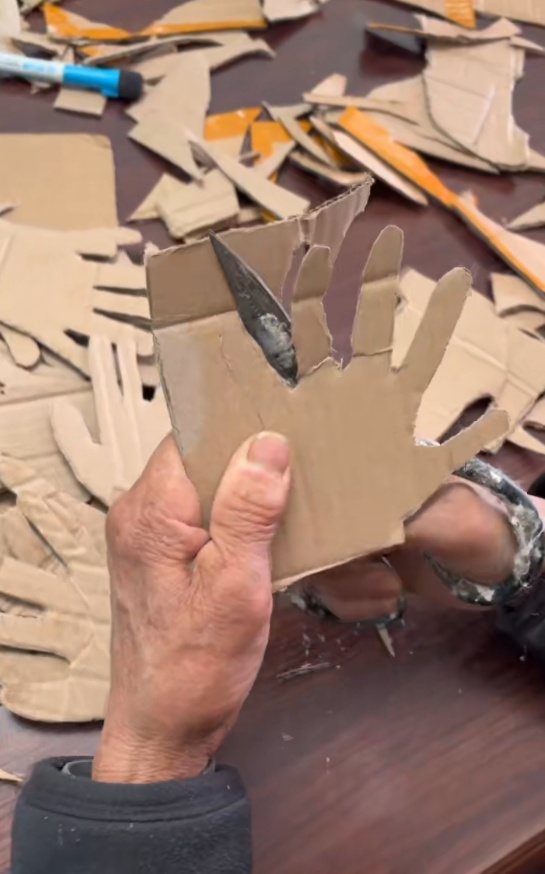 双胞胎女孩算数手指不够用,太爷爷用废纸壳做了一沓假手指 双胞胎女孩算数手指不够用,太爷爷用废纸壳做了一沓假手指