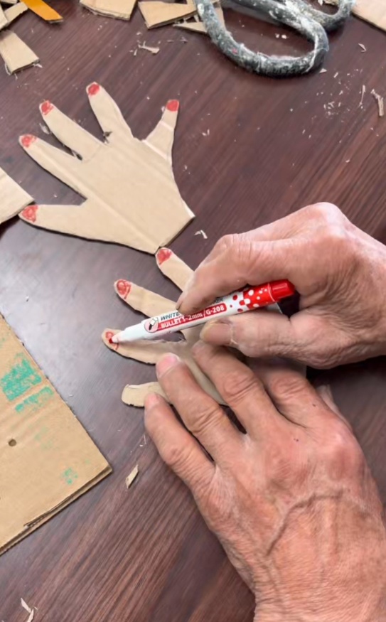 双胞胎女孩算数手指不够用,太爷爷用废纸壳做了一沓假手指 双胞胎女孩算数手指不够用,太爷爷用废纸壳做了一沓假手指