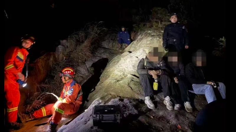 江西吉安:三名“驴友”被困深山 寒夜14小时成功救援 江西吉安:三名“驴友”被困深山 寒夜14小时成功救援