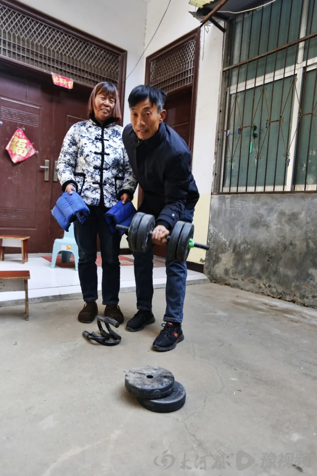 河南籍外卖小哥杭州勇擒嫌犯,老家父母:儿子是健身达人,这事儿干得漂亮! 河南籍外卖小哥杭州勇擒嫌犯,老家父母:儿子是健身达人,这事儿干得漂亮!