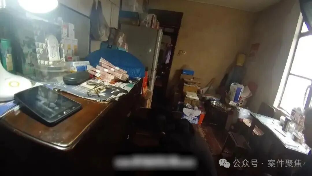 上海阿姨每天躺百万元现金上睡觉!房子被查、两次被拘就是不肯还钱 上海阿姨每天躺百万元现金上睡觉!房子被查、两次被拘就是不肯还钱
